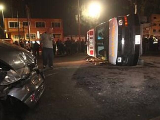 Provoca 5 lesionados volcadura de ambulancia en Eje Central
