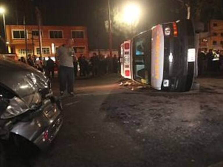 Provoca 5 lesionados volcadura de ambulancia en Eje Central