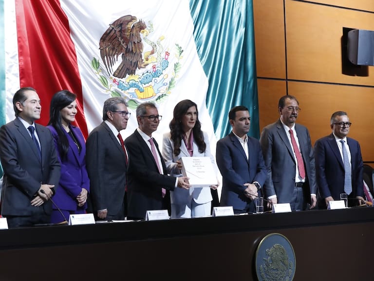 El titular de Hacienda, Edgar Amador hizo entrega del Paquete Económico 2026 a la Cámara de Diputados.