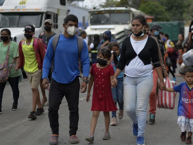 Miles de hondureños regresan a su país tras intento de llegar a EU