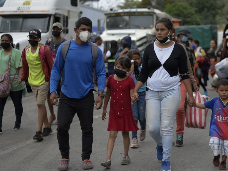 Miles de hondureños regresan a su país tras intento de llegar a EU
