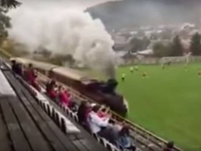 Tren atraviesa un partido de fútbol