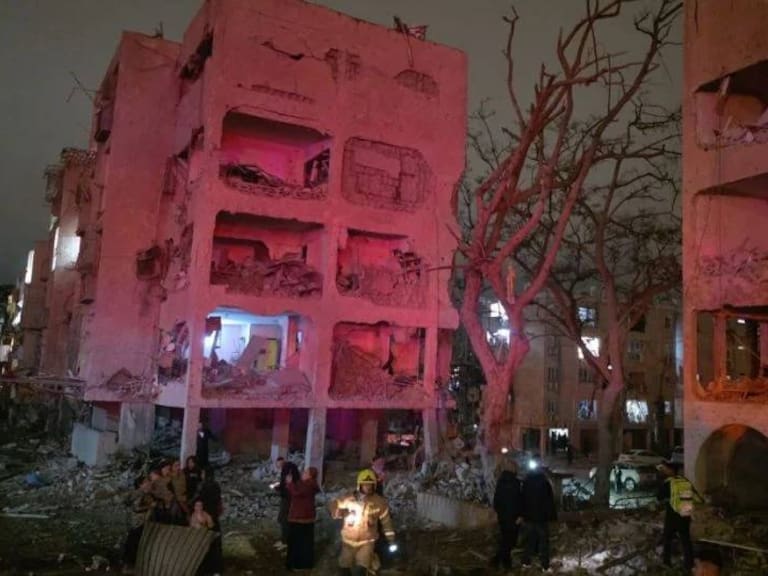 Misil iraní impacta cerca de instalación nuclear en ciudad de Israel; autoridades reportan 47 heridos