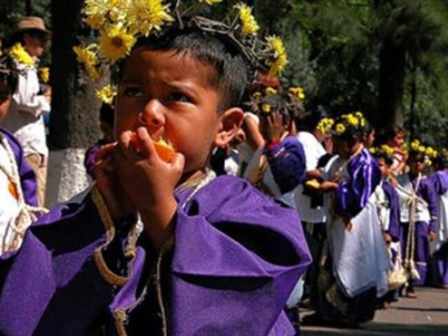 Inician nazarenos procesión por calles de Iztapalapa