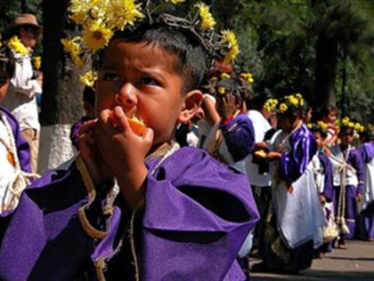 Inician nazarenos procesión por calles de Iztapalapa