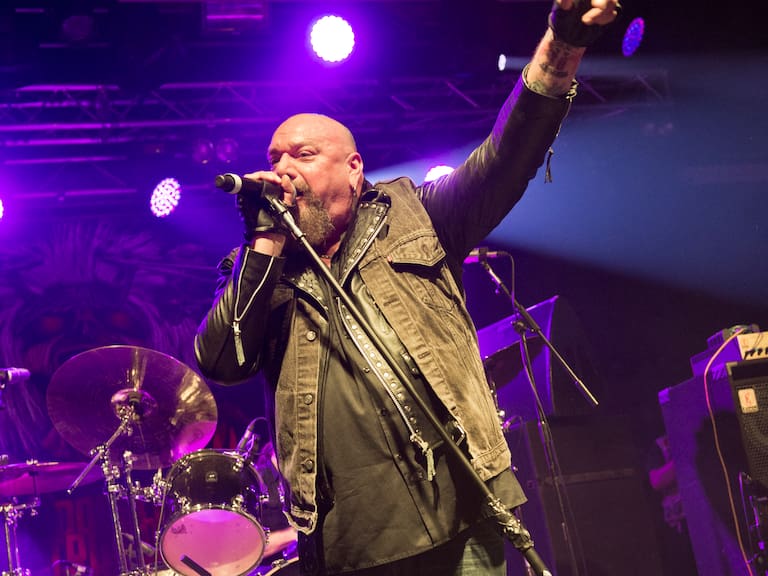 Paul Di'Anno durante un concierto.