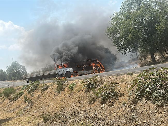Se desata violencia en Michoacán: bloquean carreteras y queman vehículos