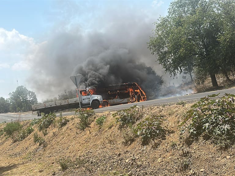 Se desata violencia en Michoacán: bloquean carreteras y queman vehículos