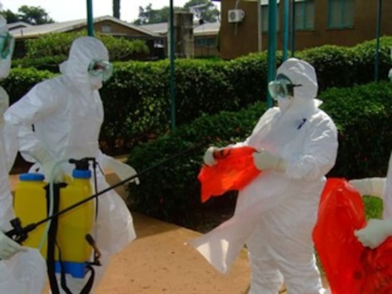 Saquean centro de aislamiento de ébola en Liberia