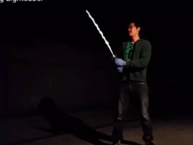 Un hombre construyó un sable láser como los de Star Wars ¡que funciona de verdad!