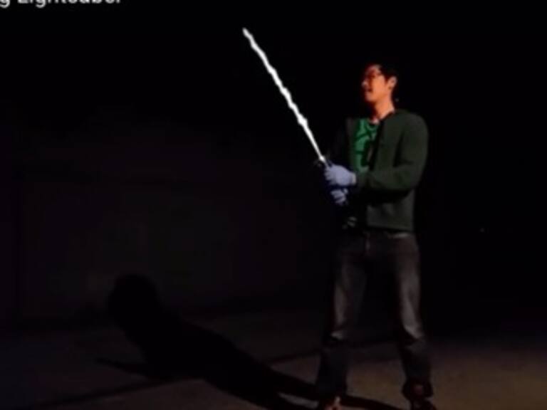 Un hombre construyó un sable láser como los de Star Wars ¡que funciona de verdad!