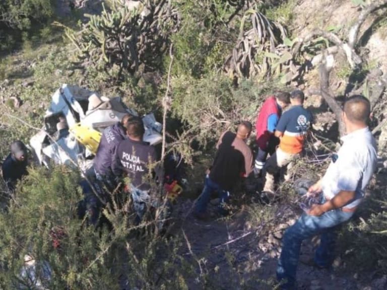 Camioneta cae a barranco en Hidalgo; hay 8 muertos