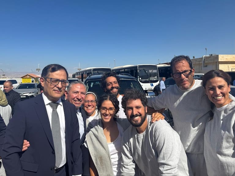 Mexicanos de flotilla humanitaria que permanecían retenidos en Israel feuron liberados y retornan a México.