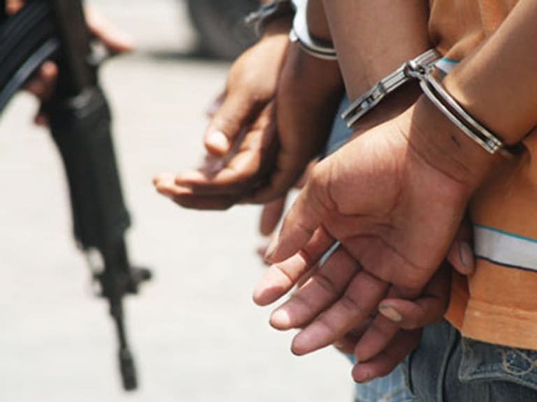 FGJ determinará situación legal de hombres detenidos con armas