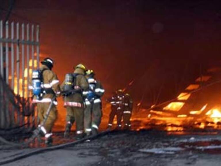 Controlan incendio en distribuidora de plásticos en Fray Servando