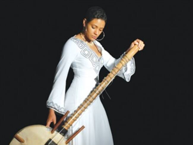 Conquista ​Sona Jobarteh a México en el FIC