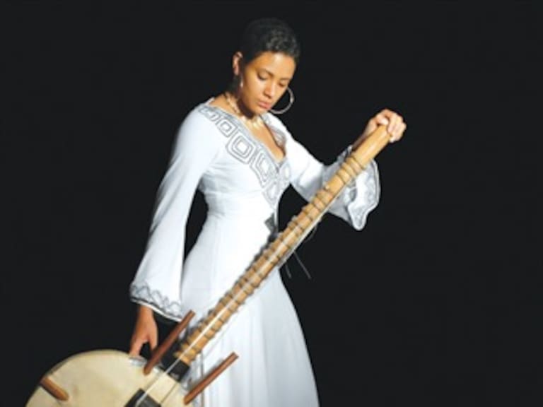 Conquista ​Sona Jobarteh a México en el FIC