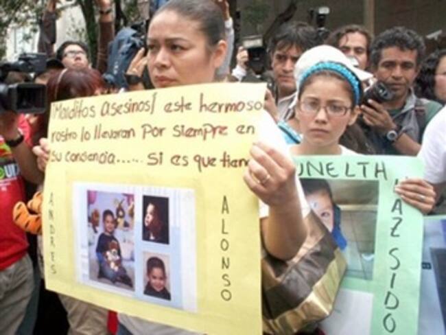 Marchan en memoria de menores de guardería ABC en Sonora
