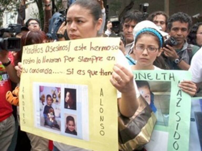 Marchan en memoria de menores de guardería ABC en Sonora