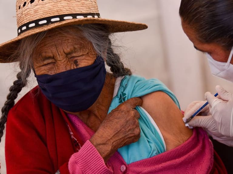 En el primer día se vacunaron a más de 30 mil personas mayores en CDMX