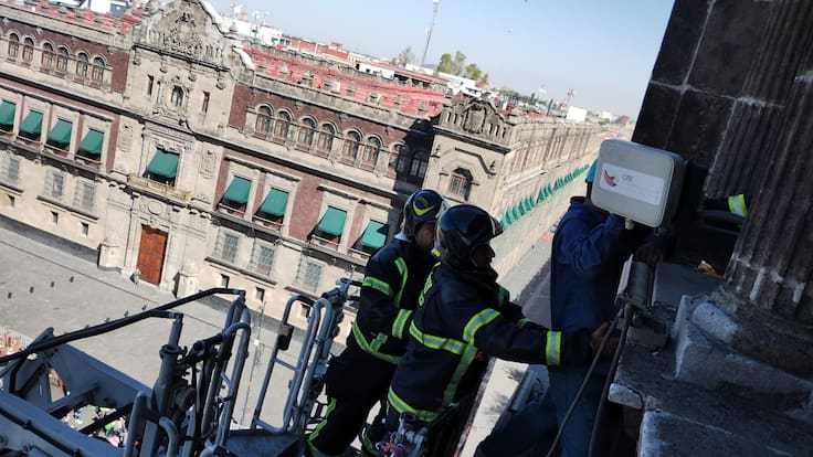 Rescatan a hombre que amenazó con saltar desde edificio de Gobierno de la CDMX