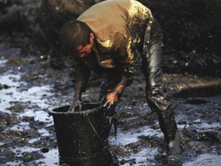 Derrame petrolero contamina 4,250 km en aguas chinas