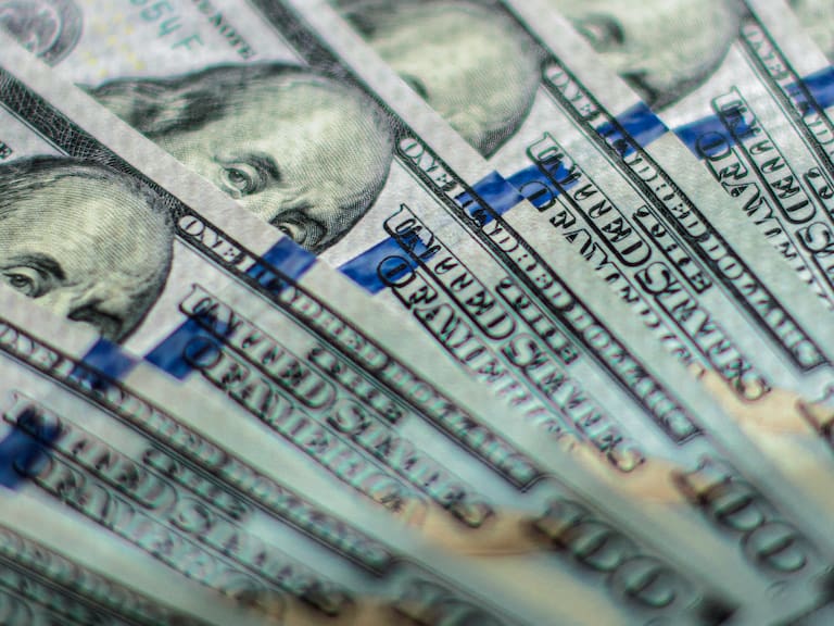El dólar cerró la jornada previa en 16.9494 pesos por unidad, mientras que el tipo de cambio FIX de Banxico se ubicó en 16.9755 pesos.