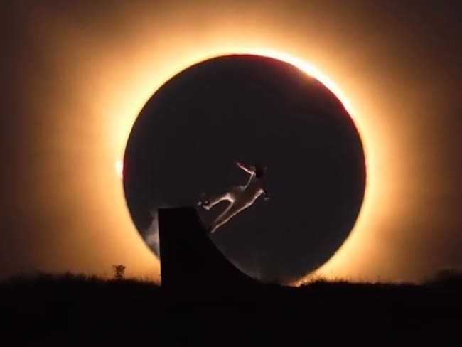 Danny León hace historia con espectacular acrobacia durante el eclipse solar | VIDEO