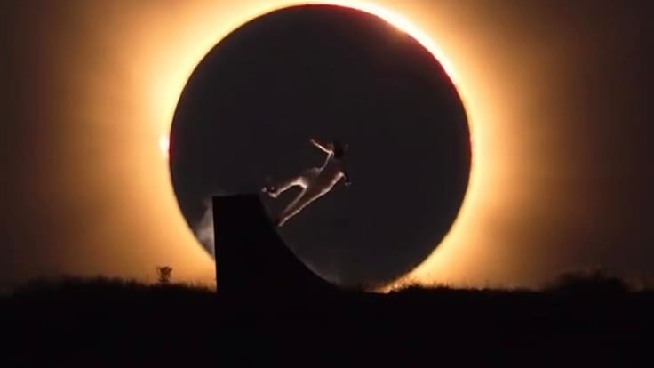 Danny León hace historia con espectacular acrobacia durante el eclipse solar | VIDEO