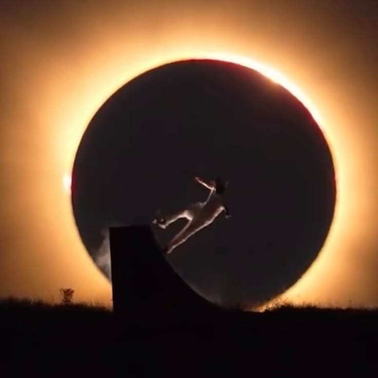 Danny León hace historia con espectacular acrobacia durante el eclipse solar | VIDEO