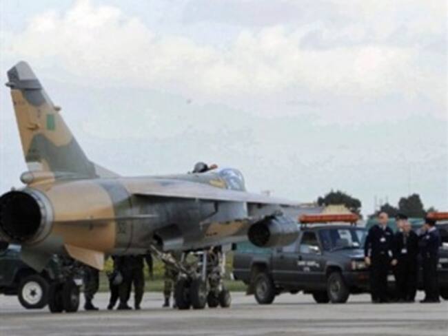 Llega a Egipto avión libio con emisario de Gadafi