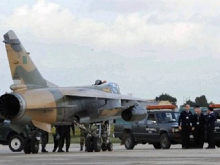 Llega a Egipto avión libio con emisario de Gadafi