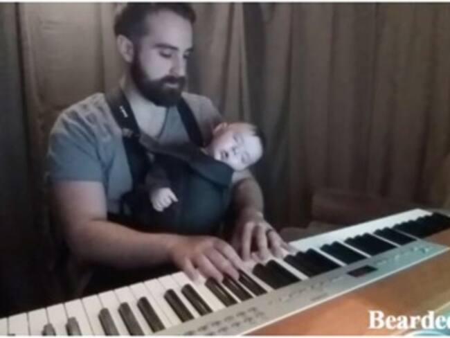 Hombre se vuelve viral por dormir a su hijo en segundos