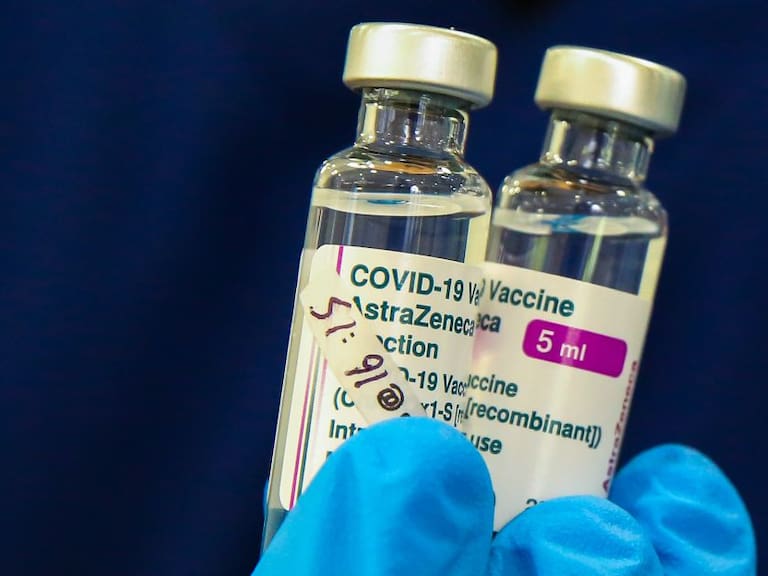 Noruega deja de aplicar vacuna de AstraZeneca y suspende uso de J&J