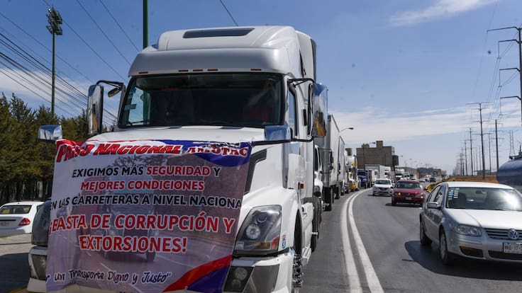 Bloqueos carreteros desquician rutas en México por paro de transportistas y agricultores