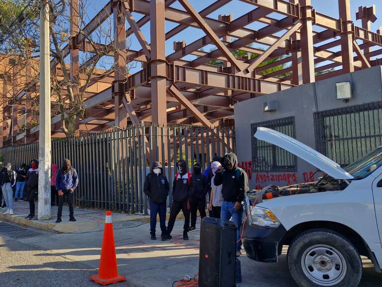 Normalistas bloquean la Autopista del Sol y el Congreso del Estado