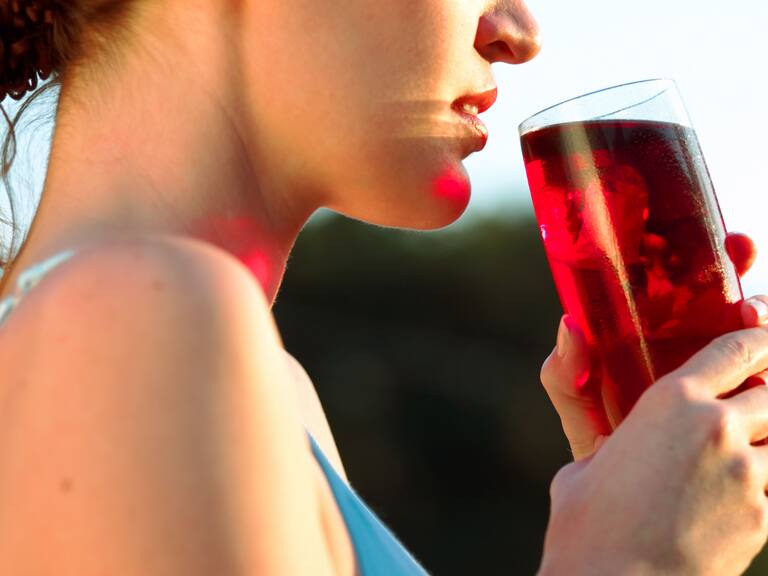 El jugo de arándano natural ayuda a prevenir el desarrollo de infecciones del tracto urinario.