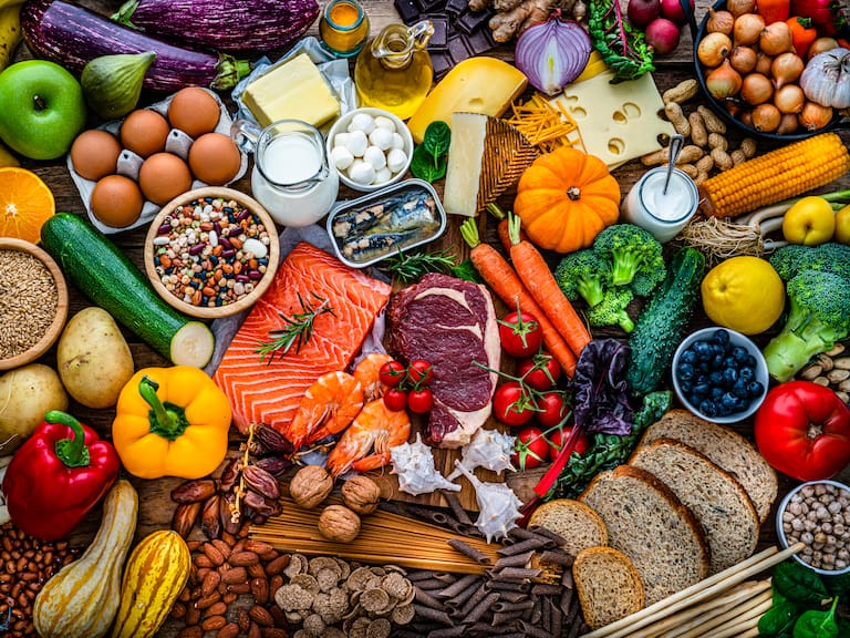 La OMS recomienda una dieta diversa, es decir, que incluya el mayor número de tipos de alimentos y grupos alimentarios posible, como carnes, pescados, vegetales, frutas, etc.