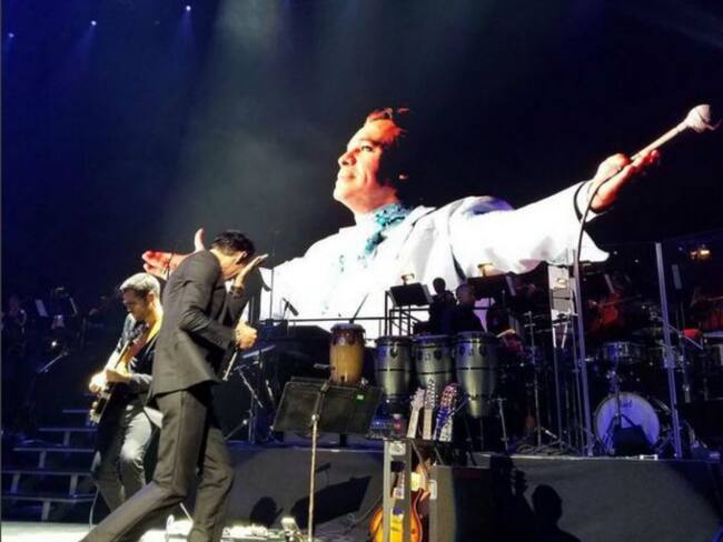 Marc Anthony llora la muerte de Juan Gabriel durante un concierto