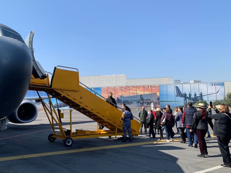 Senadores de Morena viajan en avión VIP al nuevo aeropuerto