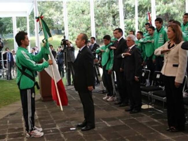 Abandera FCH a integrantes de Selecciones Nacionales