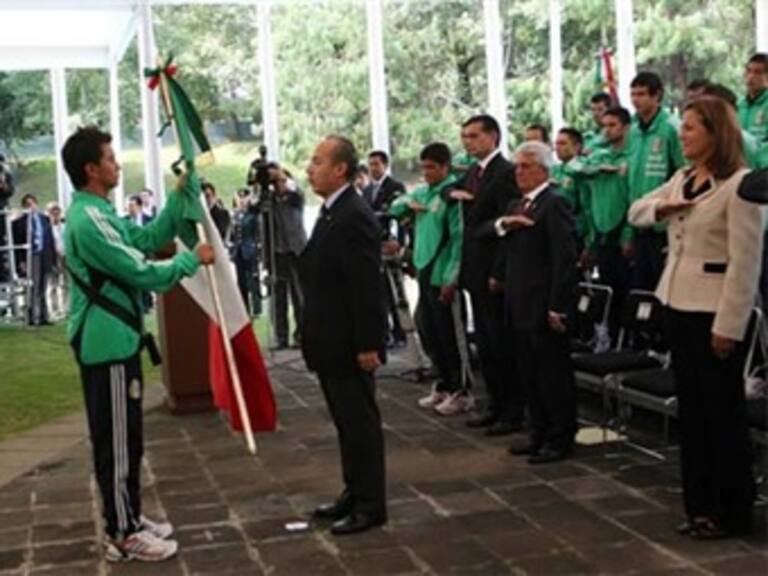 Abandera FCH a integrantes de Selecciones Nacionales