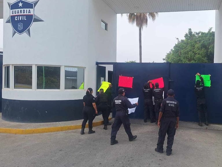 Policías de Michoacán se van a paro de labores