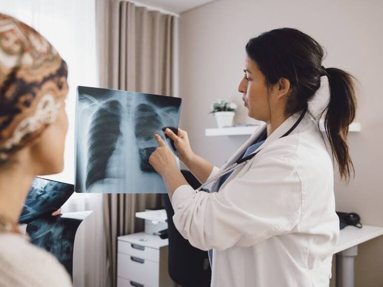 La metástasis es cuando el cáncer se extiende a otras partes ajenas donde empezó