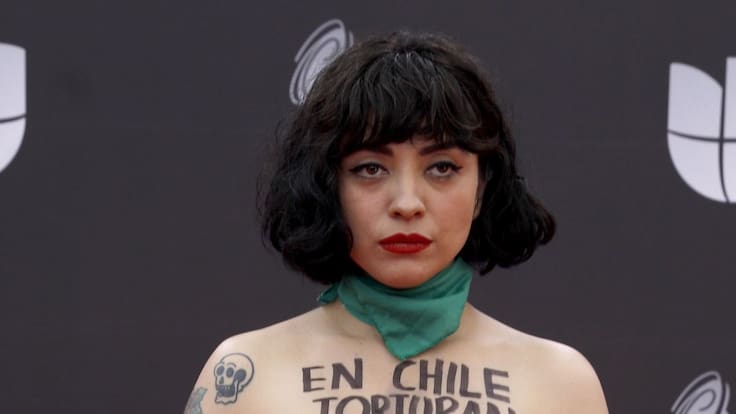 Mon Laferte llega a los Latin Grammy con pañuelo verde y protesta por Chile