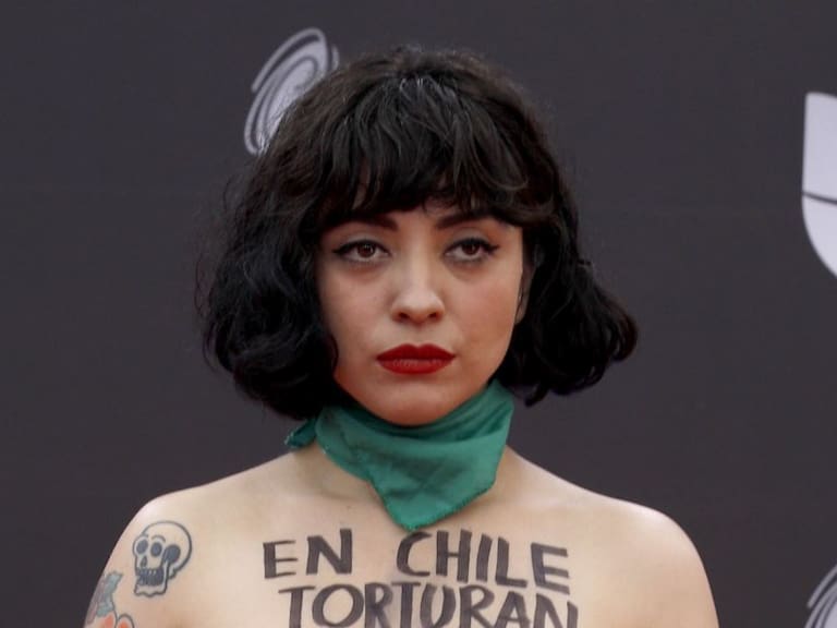 Mon Laferte llega a los Latin Grammy con pañuelo verde y protesta por Chile
