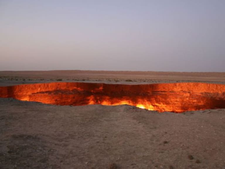 Conoce ‘La Puerta del Infierno’, el cráter que no deja de arder