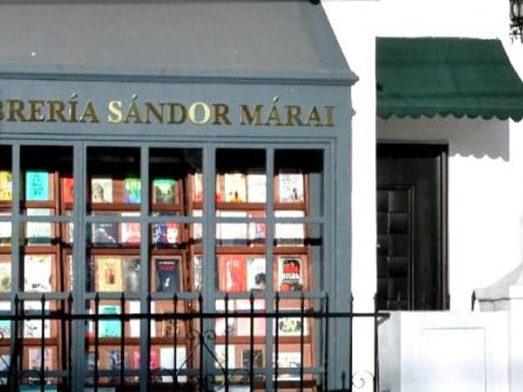 En medio de acusaciones por sobornos, gobierno de Maru Campos clausura librería
