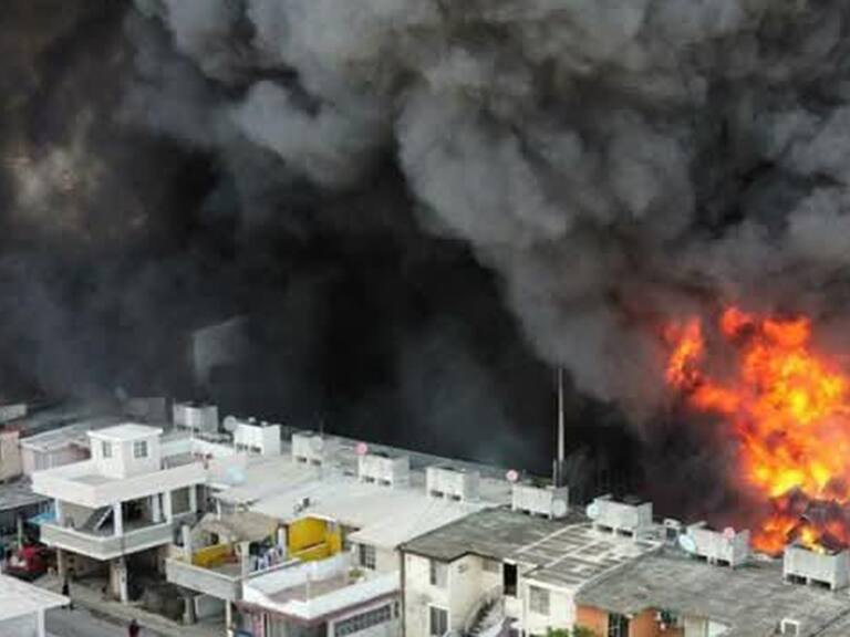 Fuerte incendio se registró en un predio de autos en el municipio de Altamira, Tamaulipas.