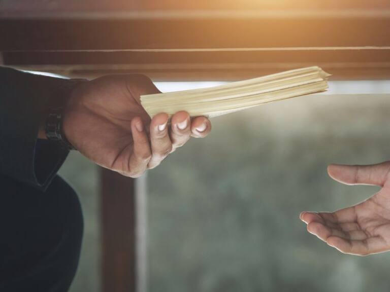 Más irregularidades en las compras del Gobierno y la caída de COMPRANET